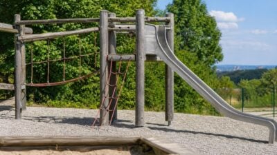 Fünfjähriger Bub schwer verletzt – Sturz vom Klettergerüst vermutet