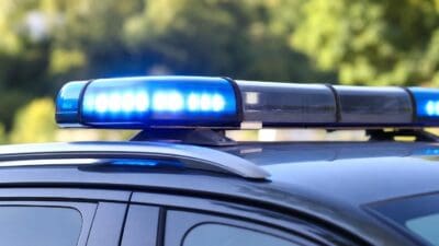 Nahaufnahme des blauen Blaulichts auf dem Dach eines Polizeifahrzeugs