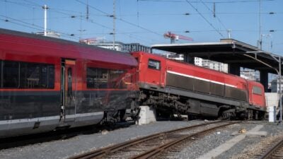 Güterzuglok entgleist nach Streifung am Wiener Hauptbahnhof