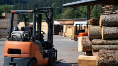 Holzscheit verletzt Staplerfahrer in Friesach am Kopf