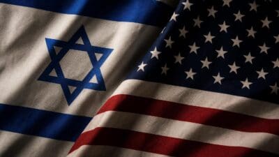 Die Flagge Israels mit dem Davidstern liegt über der Flagge der Vereinigten Staaten mit Sternen und Streifen.