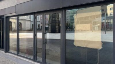 Geschlossene KFC-Filiale mit Aushang im Schaufenster am Villacher Hauptplatz
