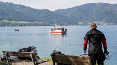 Kleinflugzeug stürzt in den Attersee, Suche läuft