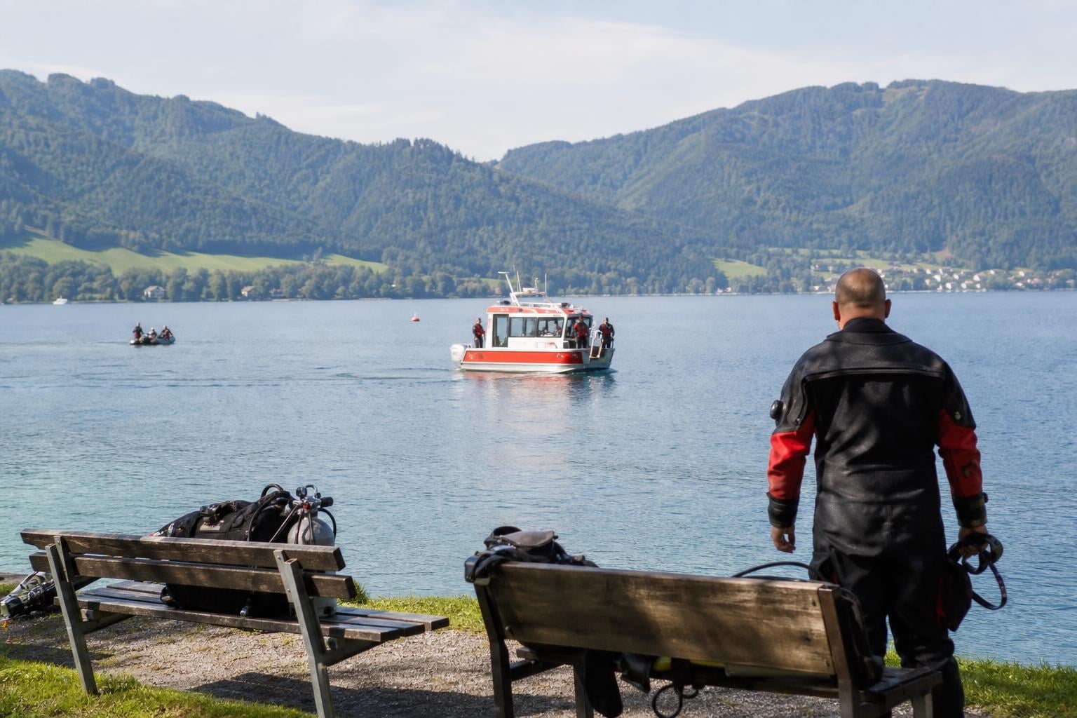 Kleinflugzeug stürzt in den Attersee, Suche läuft
