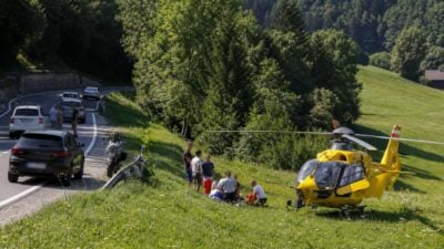 Kollision verletzt Motorradfahrer auf B107 in Oberkärnten