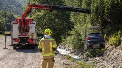 Lkw-Bergung auf der Hochfügenerstraße in Fügen