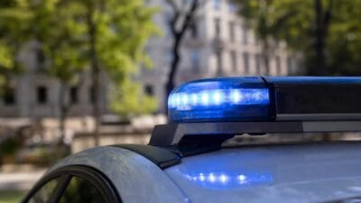 Nahaufnahme eines leuchtenden blauen Blinklichts auf einem Polizeifahrzeug