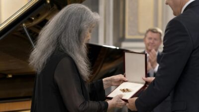 Martha Argerich erhält Festspielnadel mit Rubinen in Salzburg