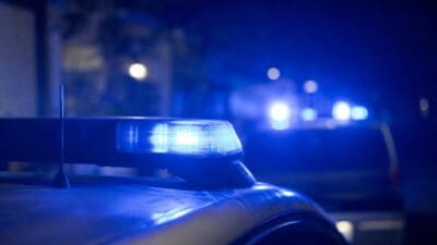Nahaufnahme eines blauen Blaulichts auf einem Polizeifahrzeug bei Nacht