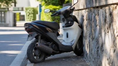 Mopedlenker prallt in Henndorf gegen Hausmauer
