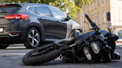 Motorrad kollidiert mit ausparkendem Pkw – 67-Jähriger verletzt