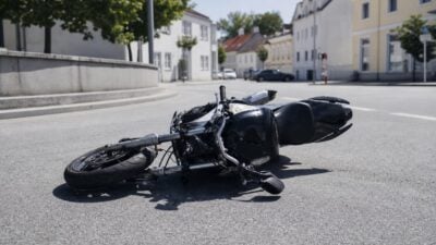 Motorrad prallt bei Orth an der Donau gegen Pkw-Heck