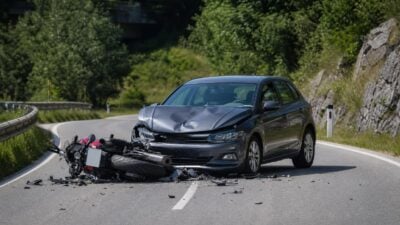 Motorradfahrer prallt in Kufstein frontal gegen Pkw