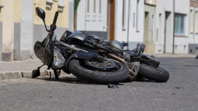 Motorradfahrer prallt in Schwechat gegen Beschilderung