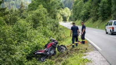 Motorradfahrer stürzt bei Ochsengarten über Böschung