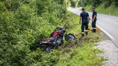 Motorradfahrer stürzt bei Ochsengarten über Böschung