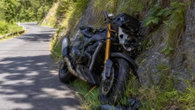 Motorradfahrerin prallt bei Mürzsteg gegen Felsen