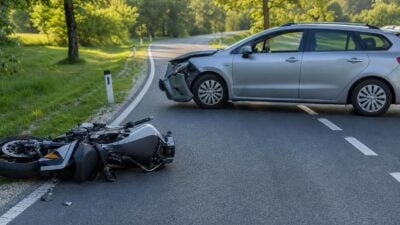 Motorradlenker in Linz prallt auf Pkw-Heck und wird schwer verletzt