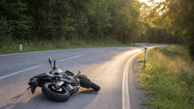 Motorradlenker stürzt auf L114 bei Kindberg