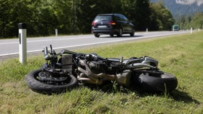 Motorradlenker überschlägt sich auf der B145 und wird schwer verletzt