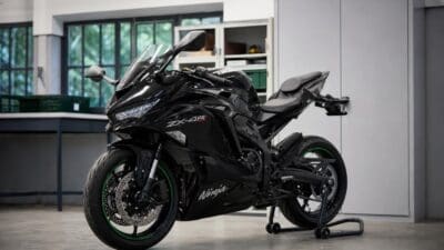 Schwarzes Kawasaki Ninja ZX-4RR Motorrad auf einem Ständer in einer Werkstatt