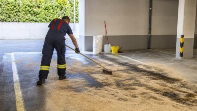 Ölaustritt aus Pkw in Statz – Feuerwehr reinigt Parkplatz