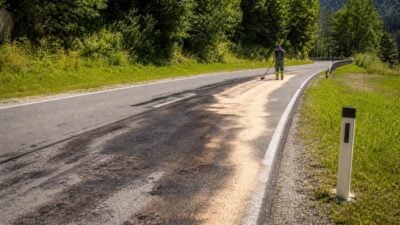 Ölspur auf B171 nach Defekt an Kranfahrzeug gebunden