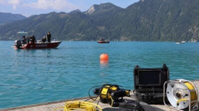 Kleinflugzeug in 160 Metern Tiefe im Attersee geortet