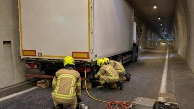 Person nach Frontalcrash mit Lkw im Roppener Tunnel befreit