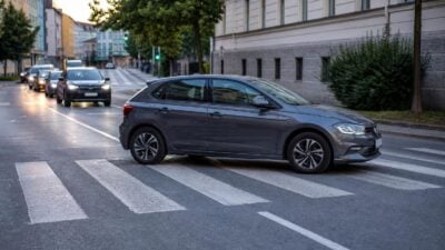 Pkw erfasst Fußgängerin auf Schutzweg in Linz