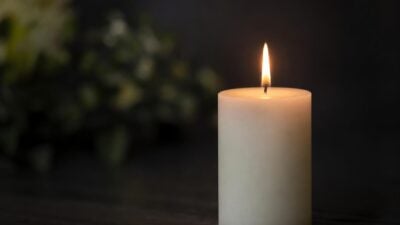 Pkw kippt nach Baumkollision in Linz um, 86-Jähriger stirbt