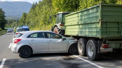 Pkw kollidiert auf B91 mit Traktoranhänger