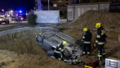 Pkw kommt in Fürstenfeld auf dem Dach in Baugrube zum Liegen