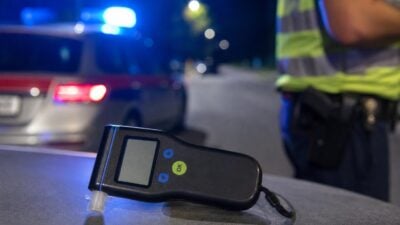 Pkw-Lenker prallt in Romatschachen gegen Baum