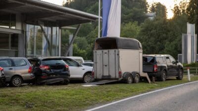 Pkw mit Pferdeanhänger stößt in Spielberg gegen vier Autos