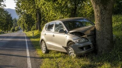 Pkw prallt auf L 97 gegen Baum – zwei Verletzte