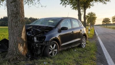 Pkw prallt bei Zwettl nach mutmaßlichem Überholmanöver gegen Baum