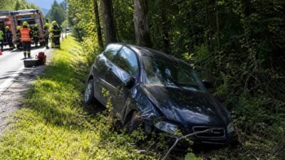 Pkw prallt in Bad Aussee gegen Bäume, Lenker schwer verletzt