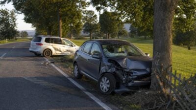 Pkw prallt in Reith bei Hartmannsdorf gegen Baum