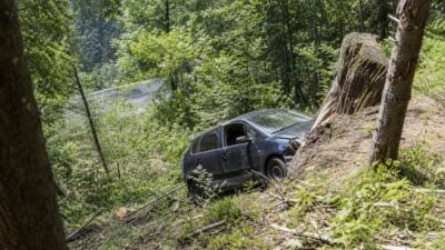 Pkw stürzt bei Kappl rund 100 Meter über Abhang ab
