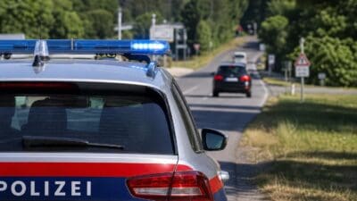 Pkw stürzt in Bramberg über Böschung