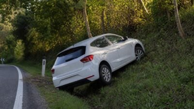 Pkw stürzt in Gurnitz 30 Meter über Böschung