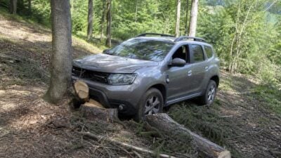 Pkw touchiert bei Kramsach zwei Bäume, zwei Verletzte