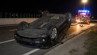 Pkw überschlägt sich auf A8 bei Pram – 19-Jähriger schwer verletzt