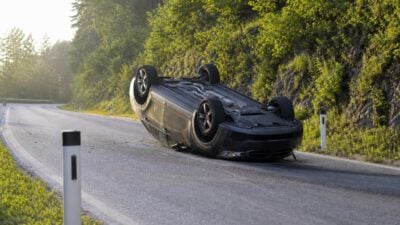 Pkw überschlägt sich auf B 159 bei Werfen – Lenker verletzt