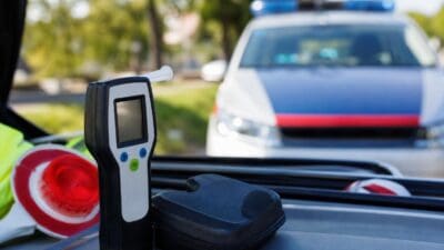 Polizist im Rettungswagen verletzt