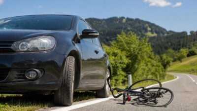 Radfahrer bei Pkw-Kollision in Scheffau schwer verletzt