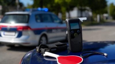 Radfahrer kollidiert in Bregenz mit Pkw und wird schwer verletzt