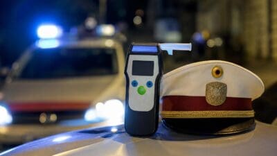 Radfahrer kollidiert in Villach mit Streifenwagen