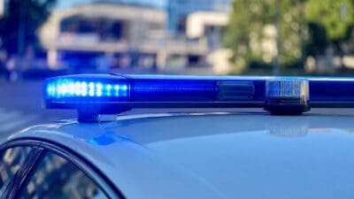 Nahaufnahme eines blauen Blaulichts auf dem Dach eines Polizeifahrzeugs mit leuchtenden LED-Lichtern
